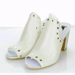BY DKNY WHITE OPEN TOED CHUNKY HEEL WITH SILVER STUDS! BRAND NEW!👠📦